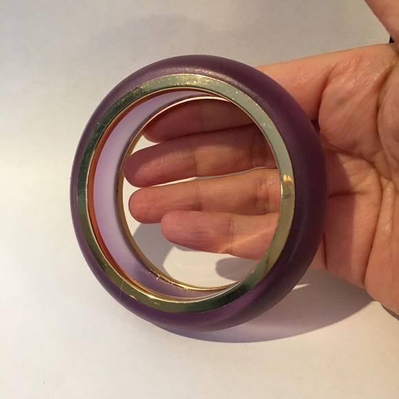 Frosted lucite gold plated metal bangle - Picture 4 of 6